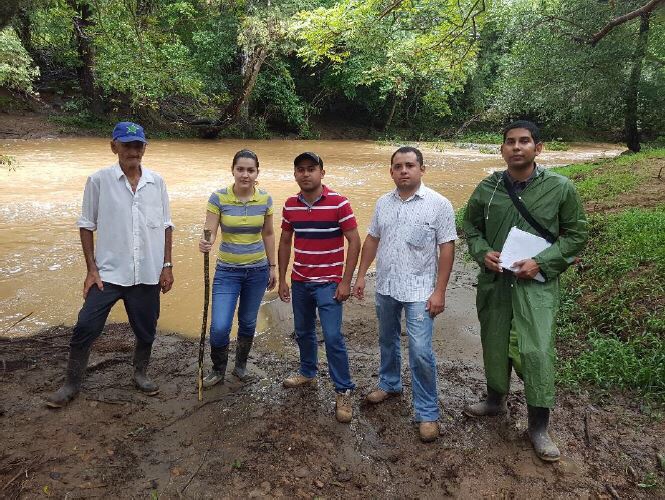 Figura 1. Equipo investigativo con guía de la comunidad a orillas del río Esquiguita.